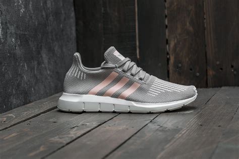 adidas originals swift run trainers in grey with pink stripe